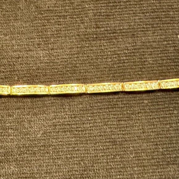 14Kt yellow gold diamond bracelet with 66 melee diamonds. - Picture 3 of 4
